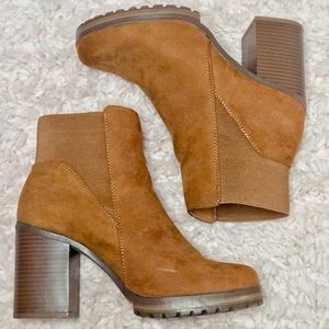 Heeled brown suede boots